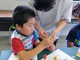 鹿児島市児童クラブ学童保育保育園の学童と工作作り